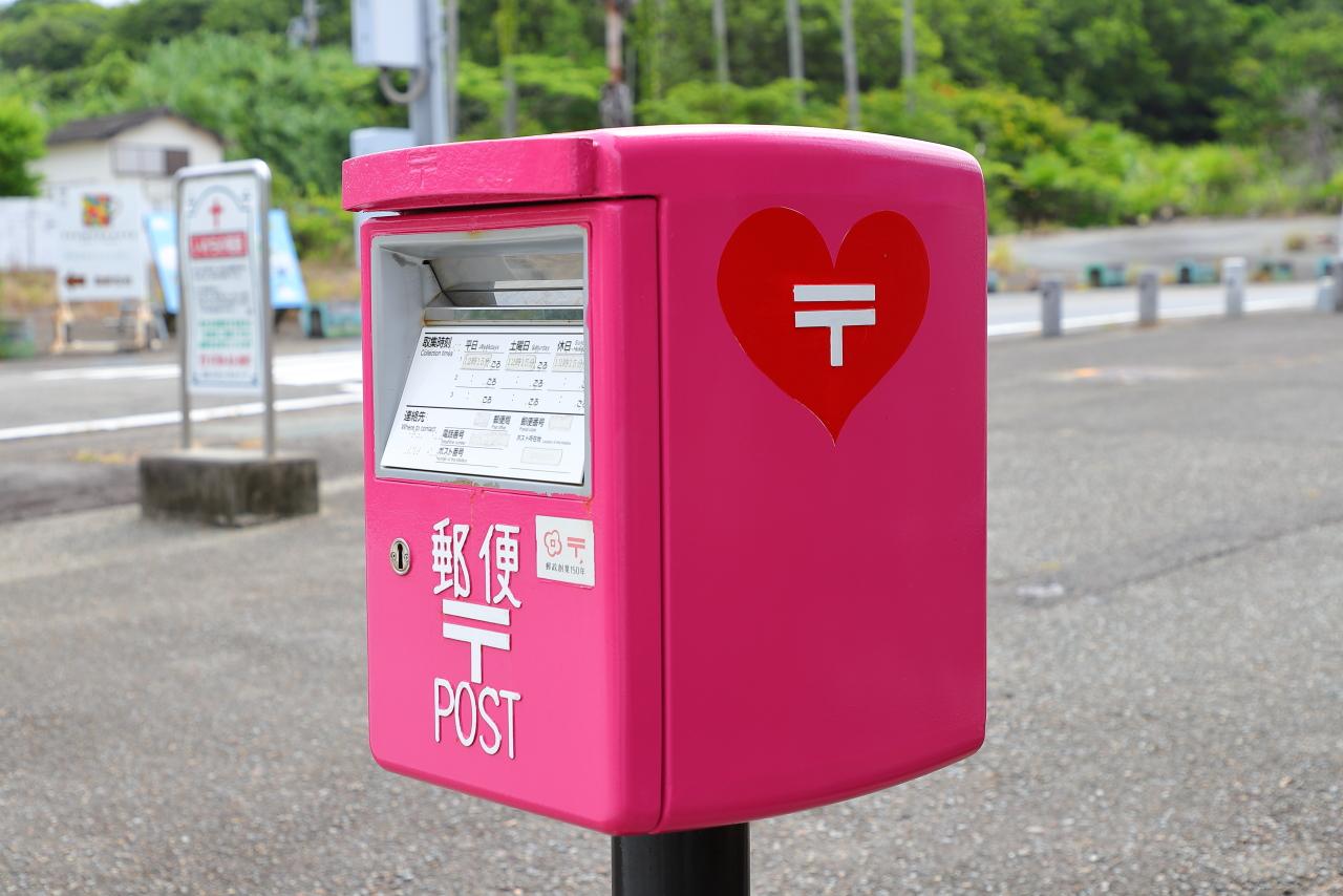 画像: 「さんだん通り」にはかわいらしいピンクポスト。思わずパシャリ!
