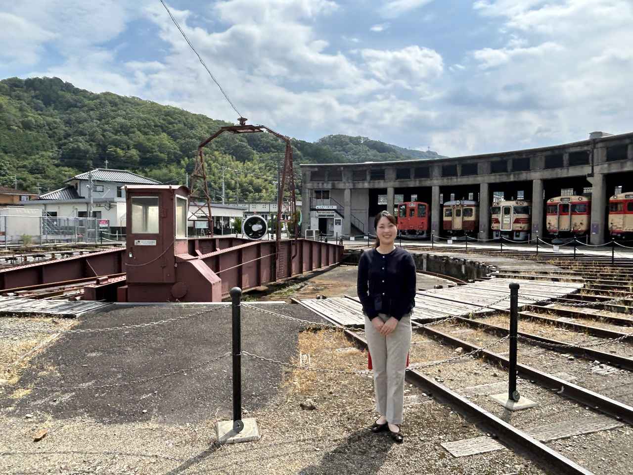画像: ずらりと並ぶレトロ車両「津山まなびの鉄道館」