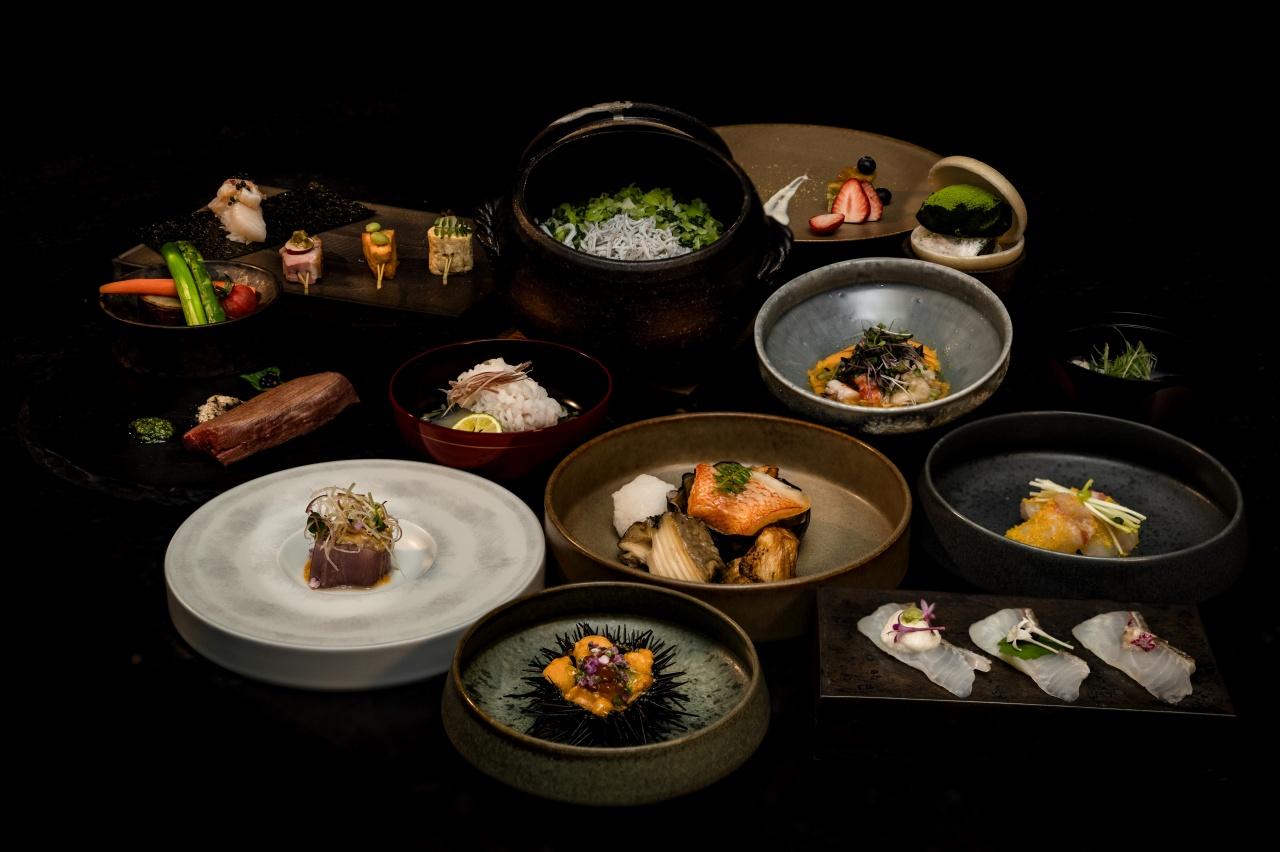 画像: 夕食は季節の会席を用意。先付にはじまり、お椀や造り、煮物、進肴(すすめざかな)、食事、水菓子へと続く四季の趣を映した献立に