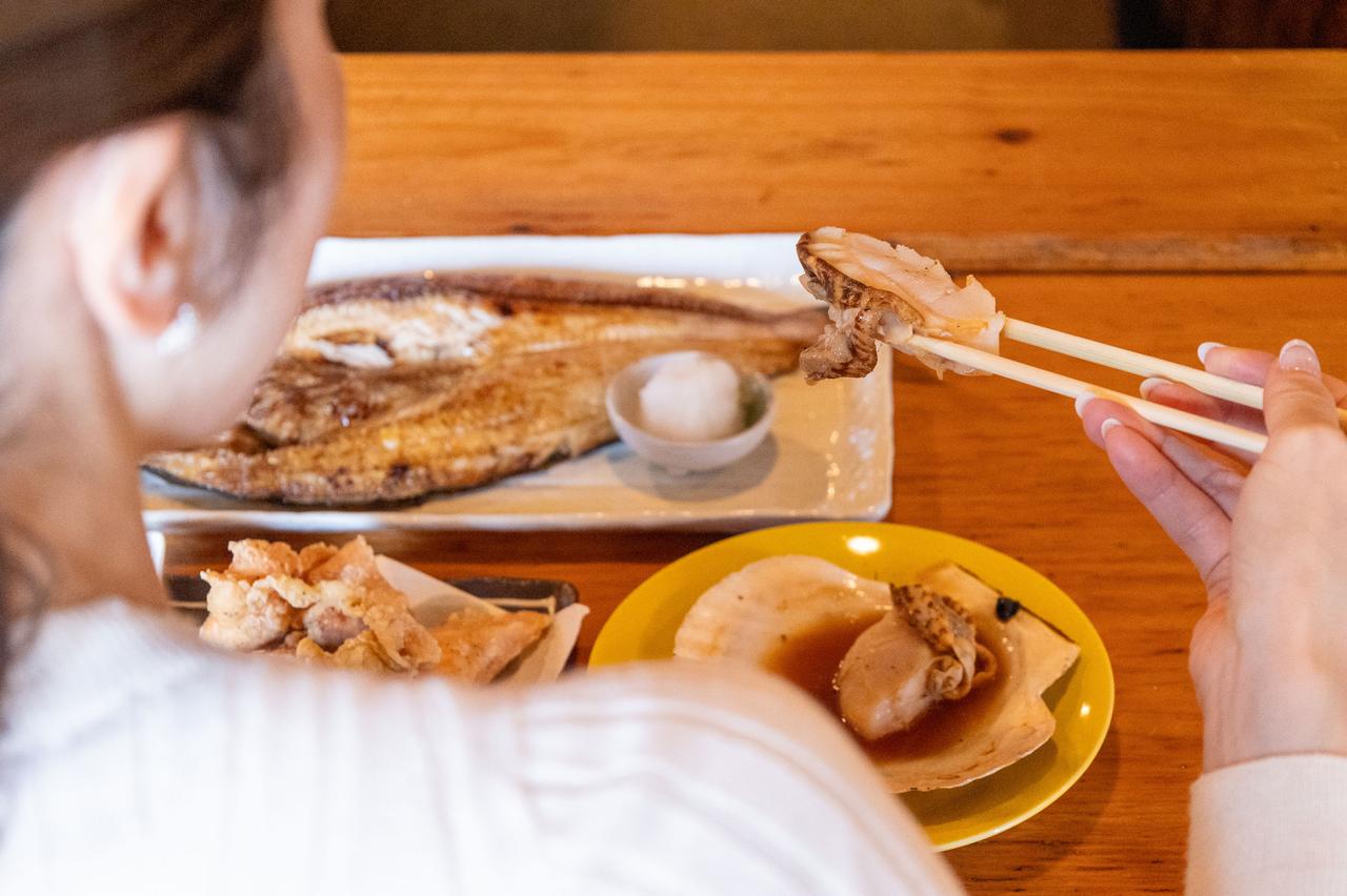 画像8: 創業50年「炉ばた 鱗」。釧路発祥の炉端焼きを本場で味わう