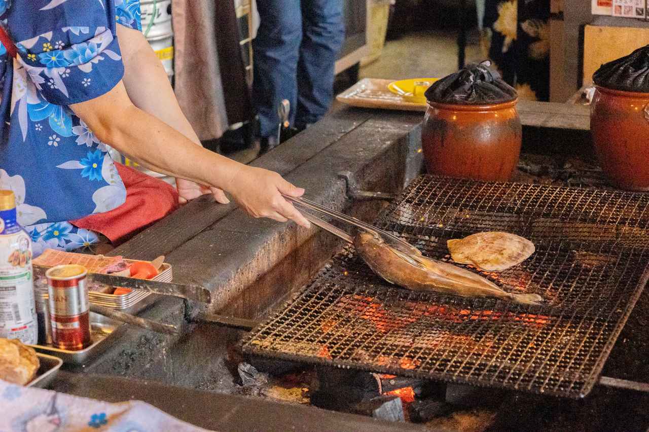 画像5: 創業50年「炉ばた 鱗」。釧路発祥の炉端焼きを本場で味わう