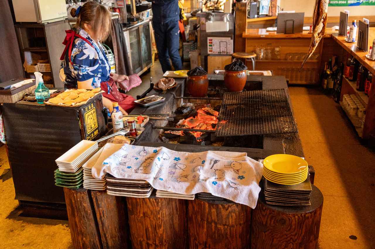 画像4: 創業50年「炉ばた 鱗」。釧路発祥の炉端焼きを本場で味わう