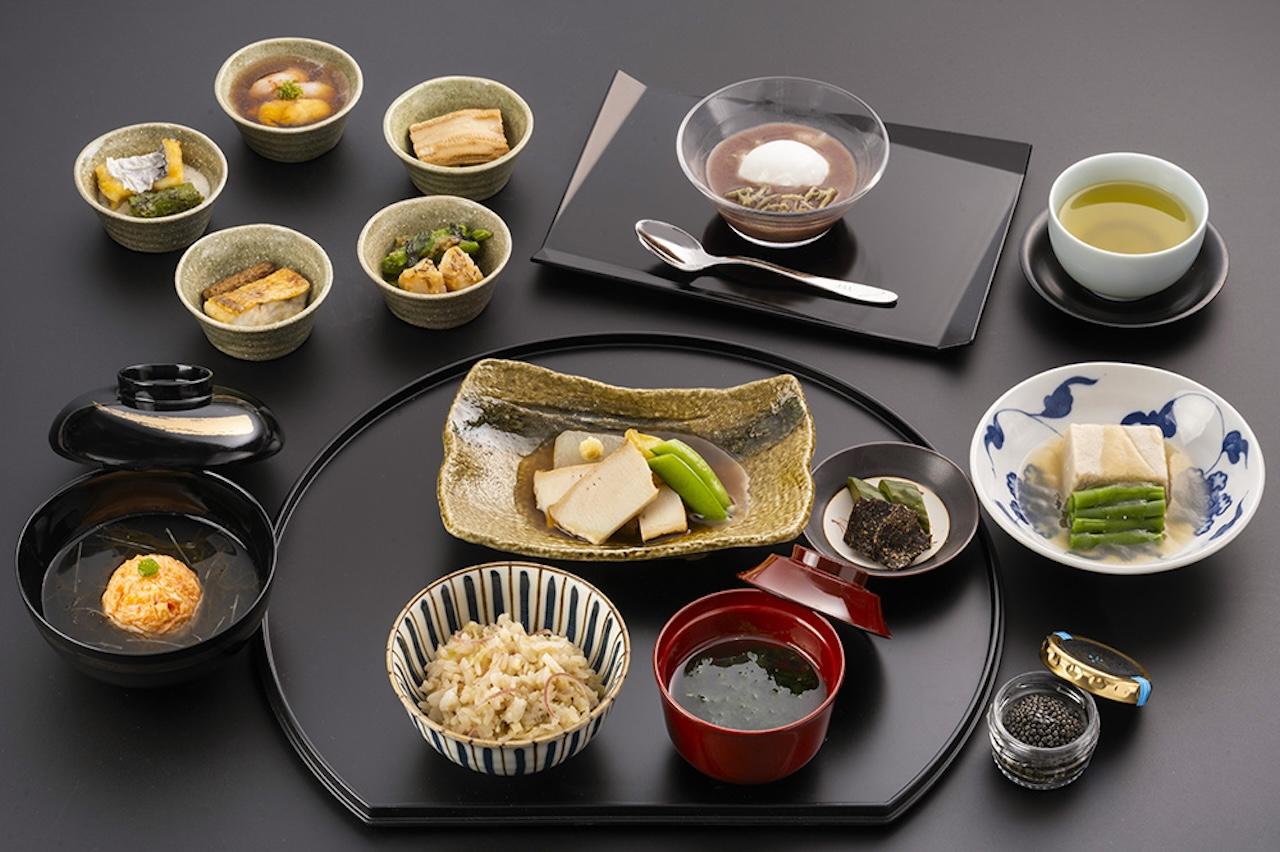 画像4: いざ、お食事のお時間。エコノミーからファーストクラスまで