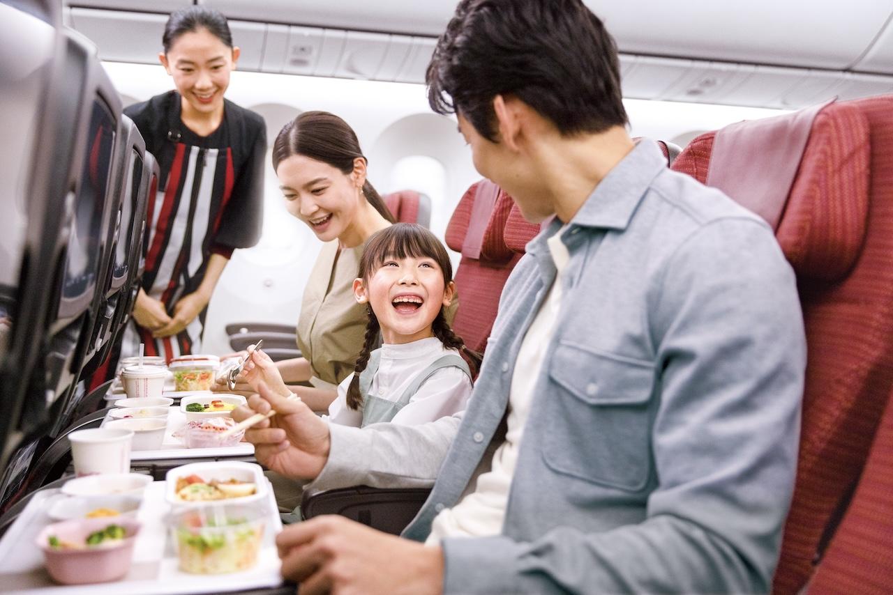 画像1: いざ、お食事のお時間。エコノミーからファーストクラスまで