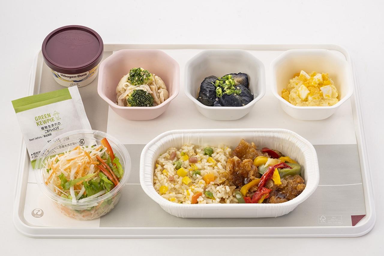 画像2: いざ、お食事のお時間。エコノミーからファーストクラスまで