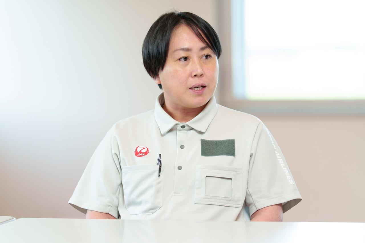 画像2: ギャレーでも客室乗務員が再度チェック。ご提供前の品質確認