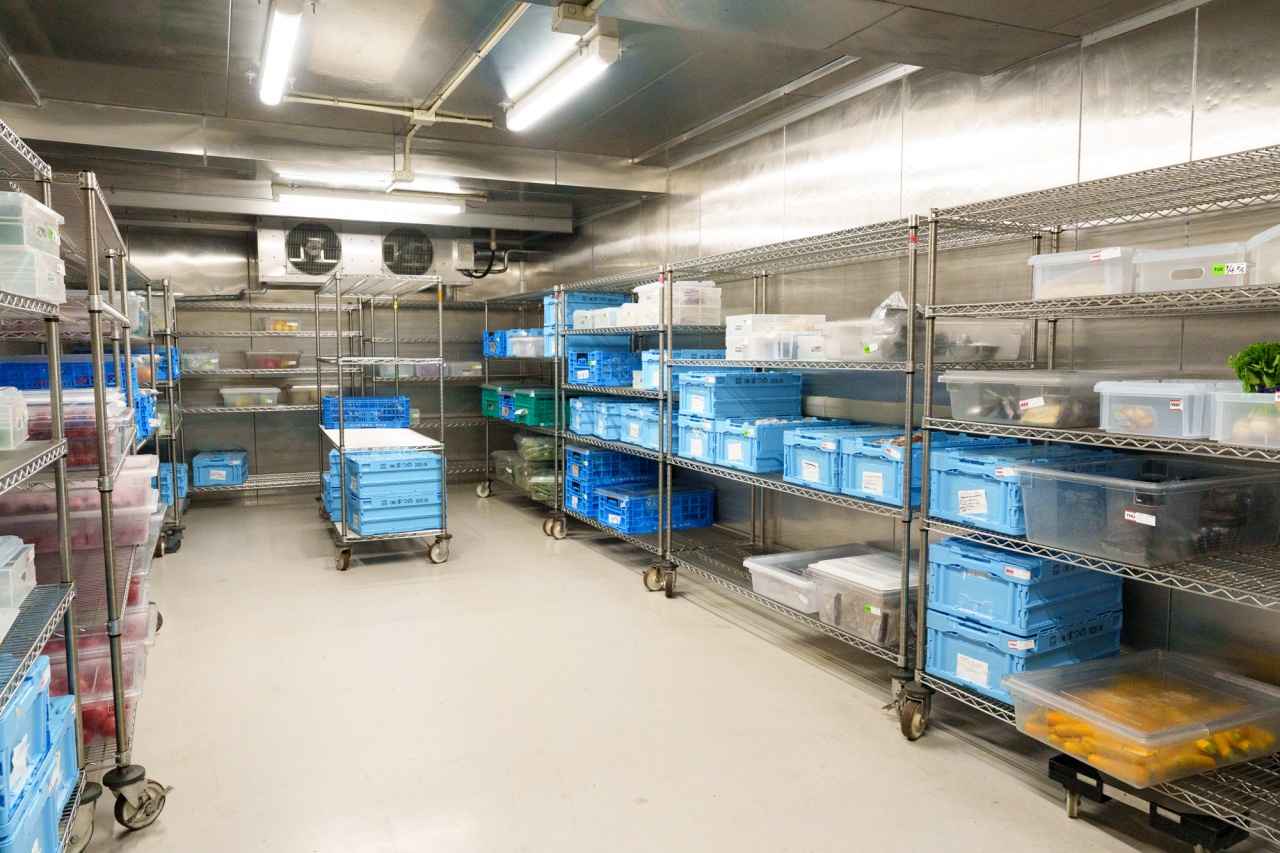画像2: 衛生管理を徹底した搬入作業と、異物の混入を防ぐ食材保管