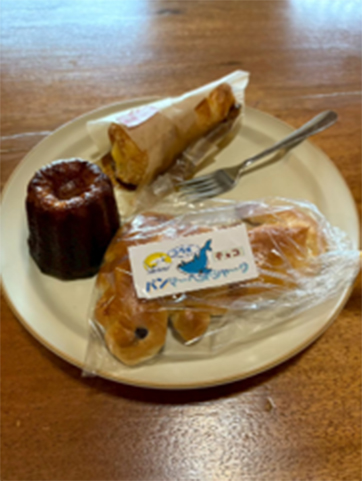 画像: 島の憩いの場でひと休み|手作りパン&カフェ パネス