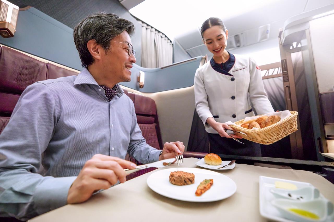 画像5: いざ、お食事のお時間。エコノミーからファーストクラスまで