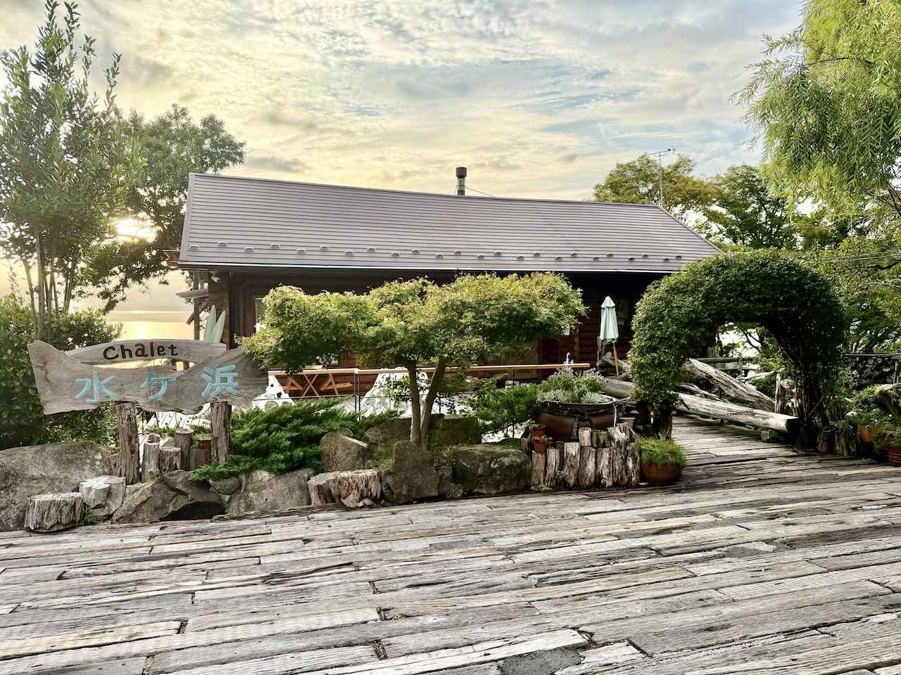 画像: 湖畔の特等席でひと休み！絶景カフェ「シャーレ水ヶ浜」