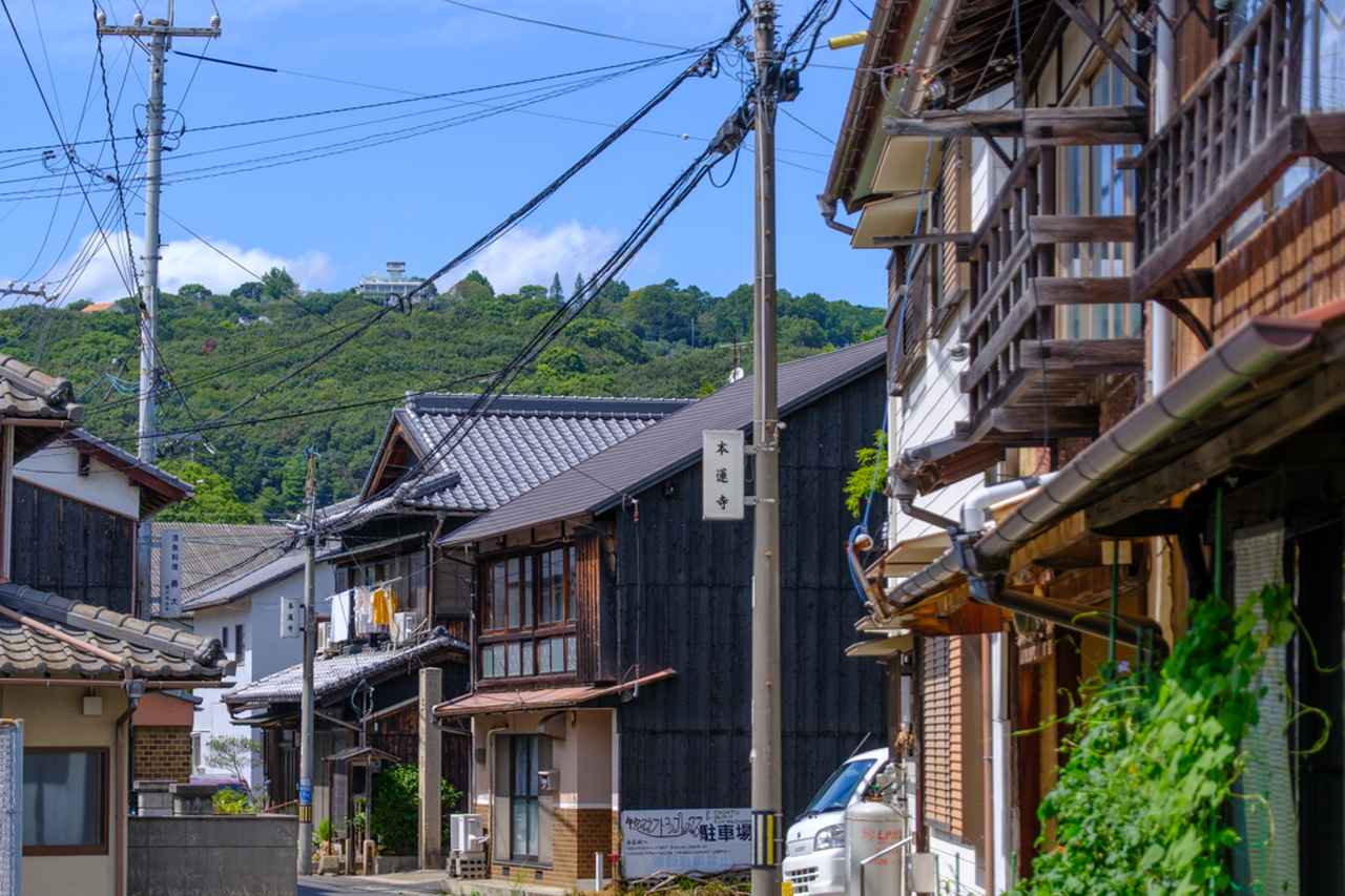 画像2: 海辺の路地を歩いて、牛窓の日常に出会う