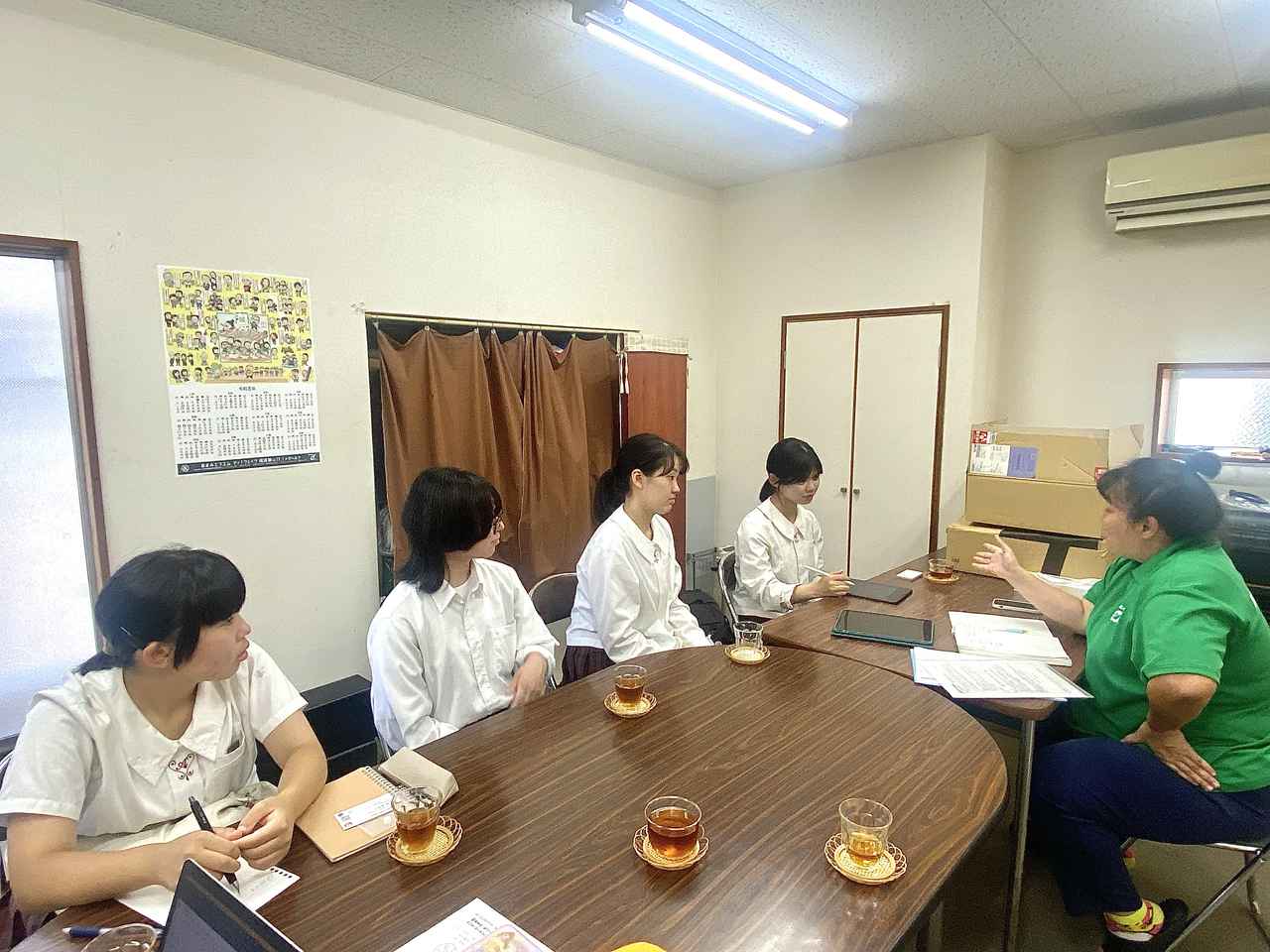 画像: あまみエフエムでの打ち合わせの様子