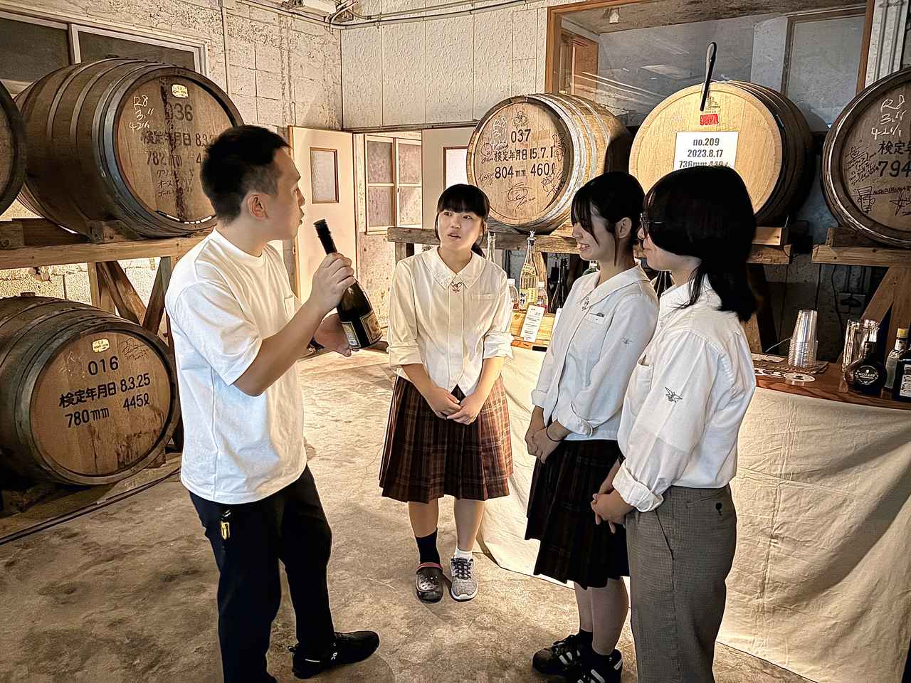 画像: 意見を出し合う高校生たちと顧問の飛松先生