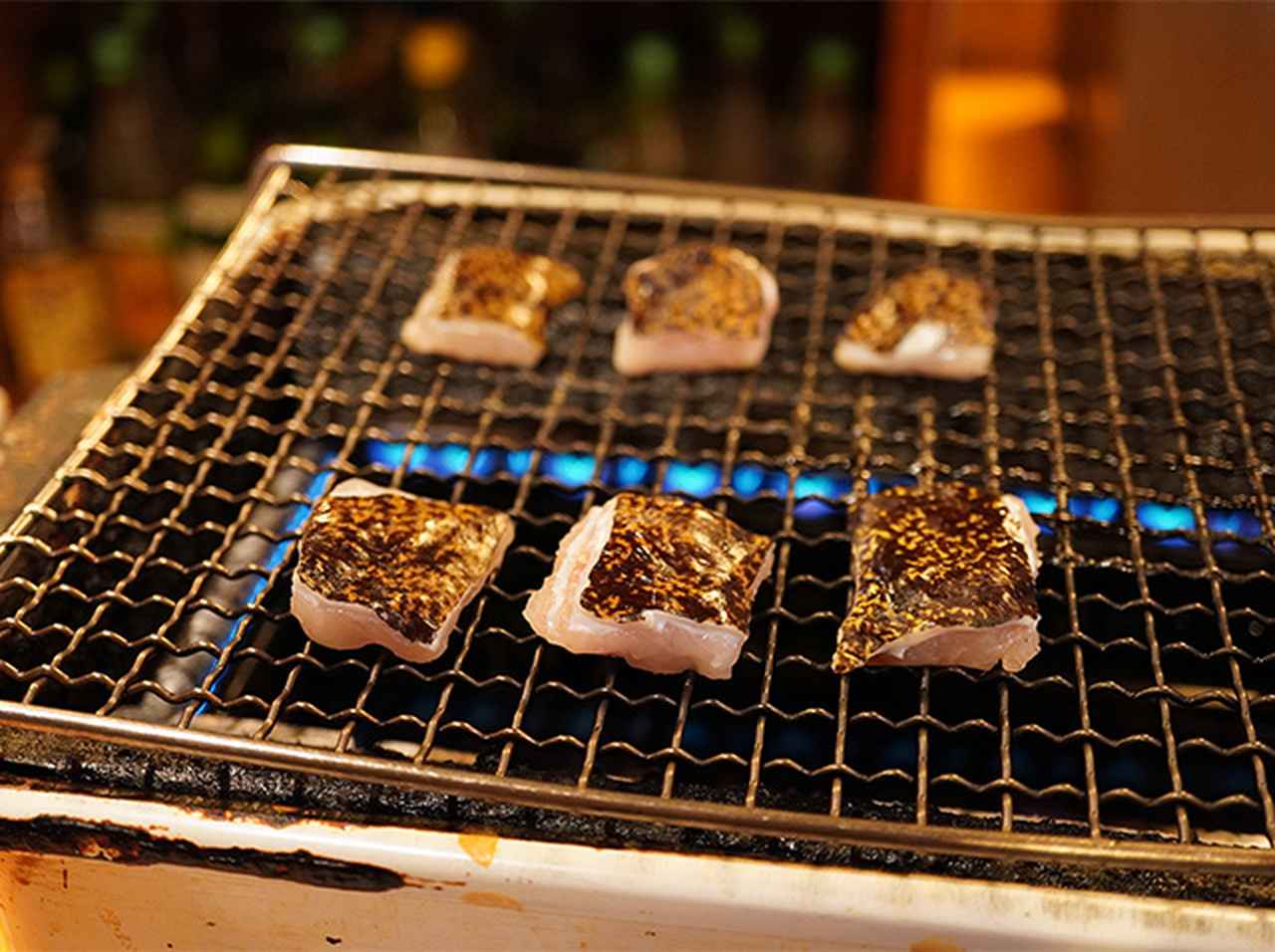 画像: 食の旅人・植野、南紀白浜の旅へ。夕陽が美しい海辺の名酒場で名物の「うつぼ」を堪能する。