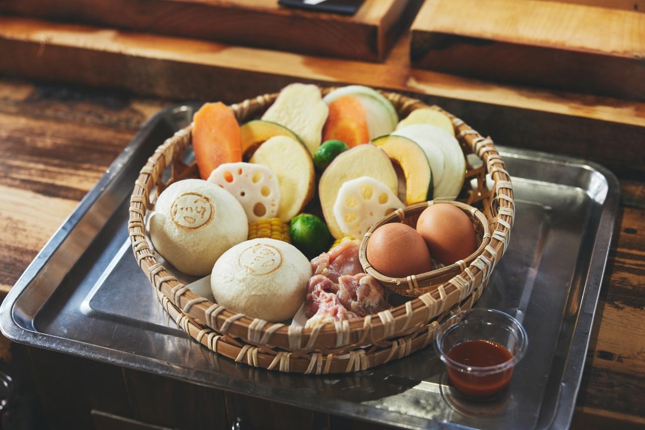 画像: 地獄蒸し玉手箱(2,500円)。コチュジャンソース付きで、塩とポン酢は無料で使用可能