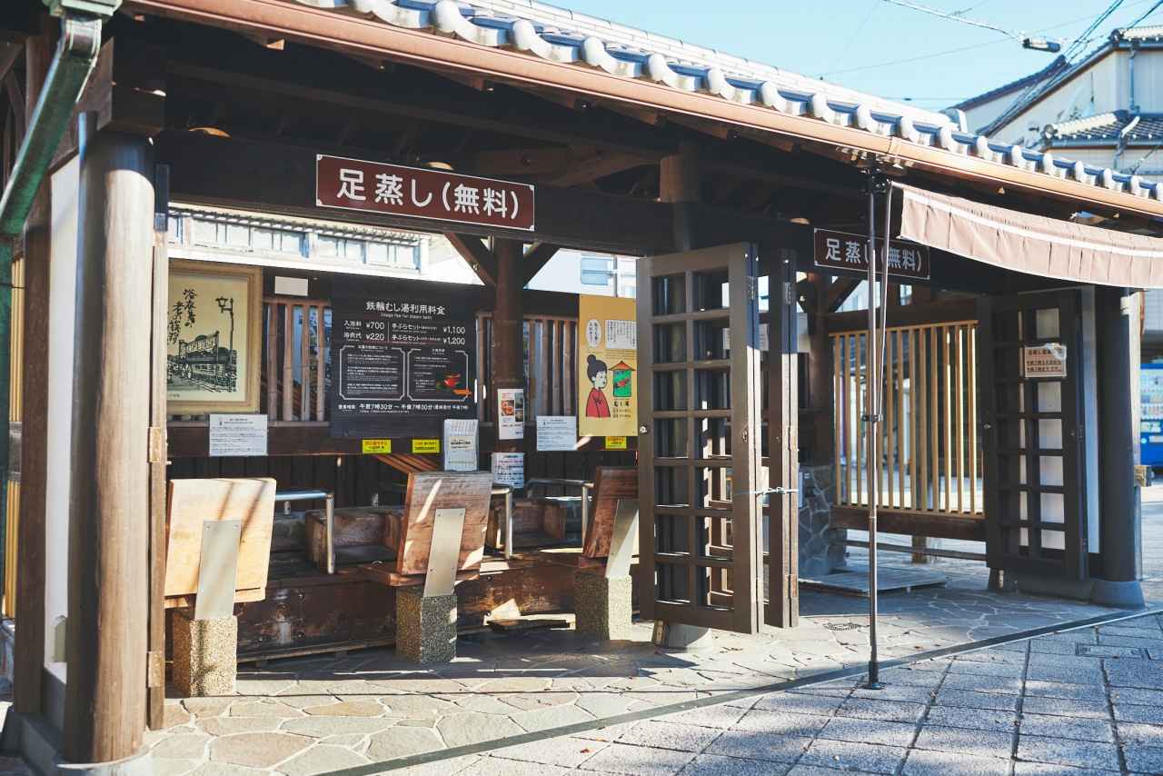 画像: 外には誰でも利用できる足蒸し(無料)があります。サクッとむし湯を体験したい人にはこちらがおすすめ