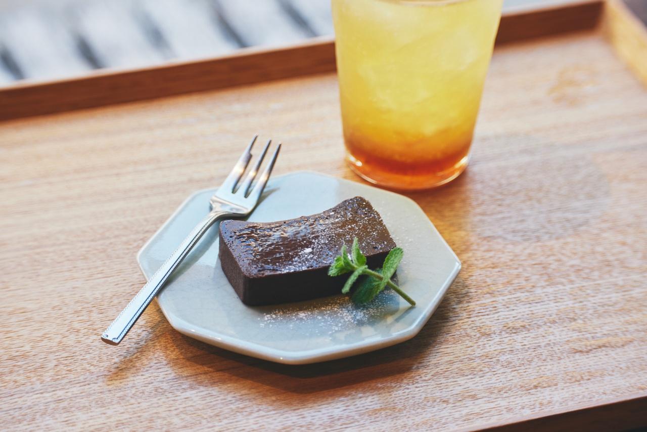 画像: 地獄蒸し濃厚テリーヌ チョコ(600円)、季節のソーダ(600円)