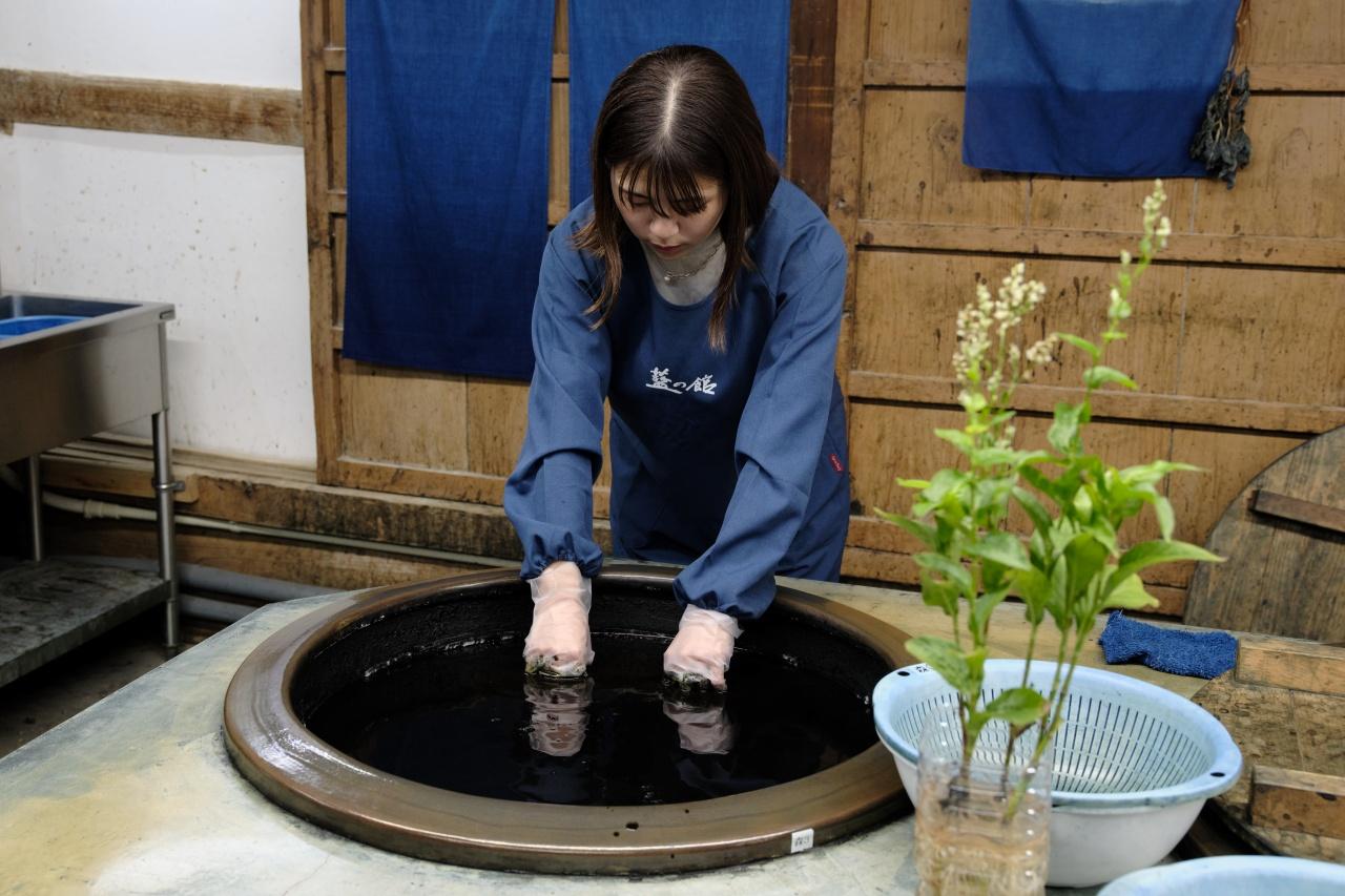 画像5: 藍住町歴史館 藍の館|藍染め体験で自分だけの思い出の一枚をつくる