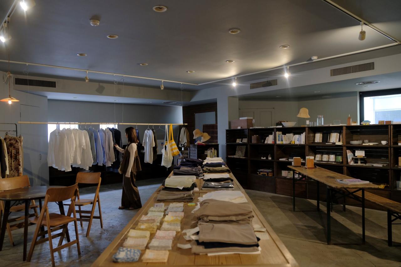 画像: ironari、EEL、MAROBAYAなどの上質な洋服が並びます