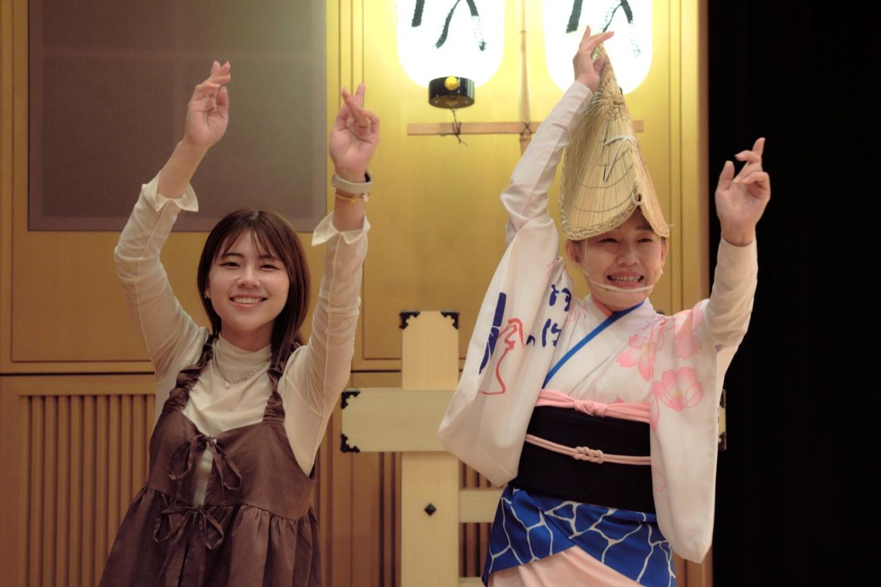 画像: 阿波おどりに挑戦! 演者や観覧者たちと輪になって踊る体験ができます