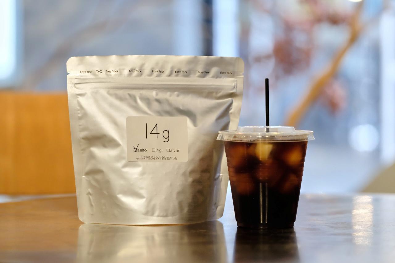 画像: テイクアウトはコーヒー(HOT/ICE 各324円)のみ。自家焙煎のコーヒー豆(100グラム〜/650円〜 ※画像は200グラム1,100円)も購入できます