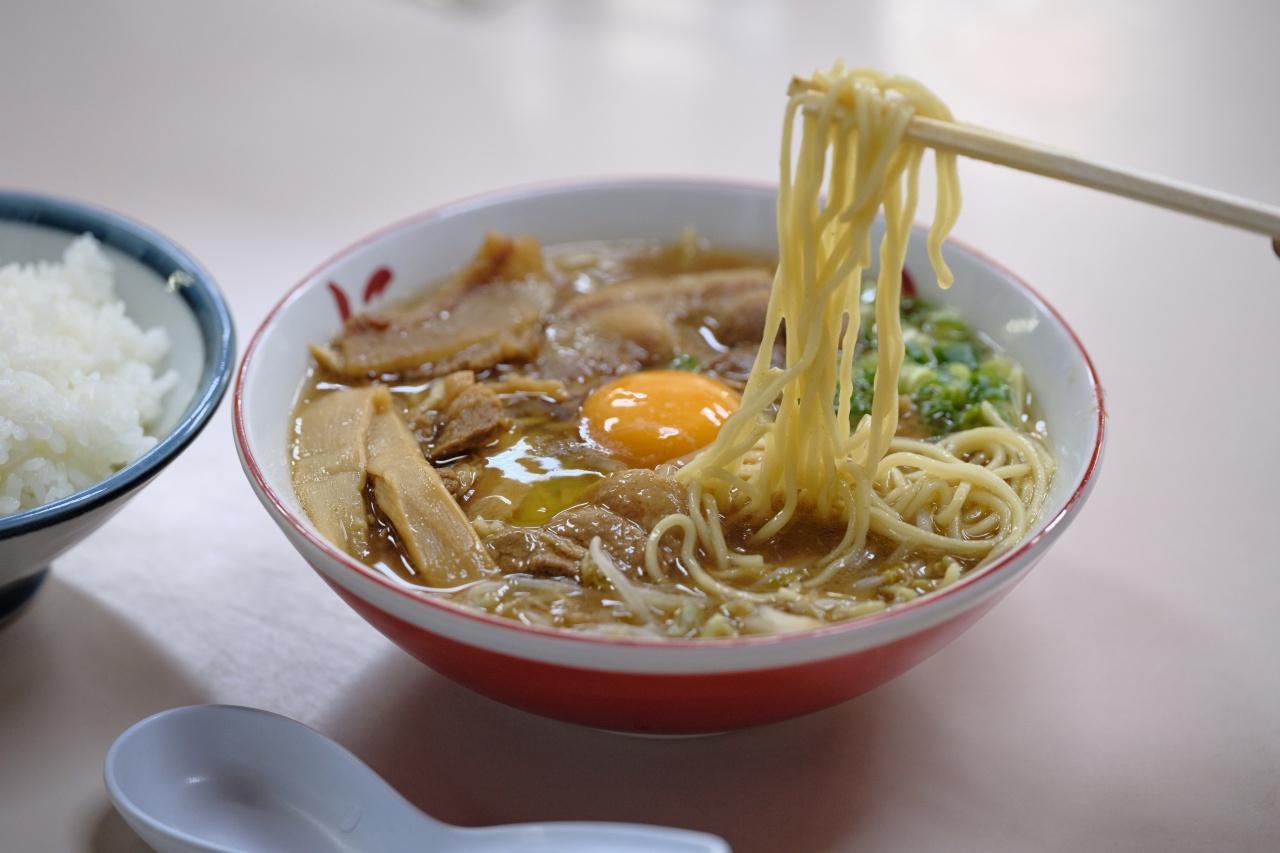 画像: 肉盛り中華そば・生卵入り900円。白ごはん150円