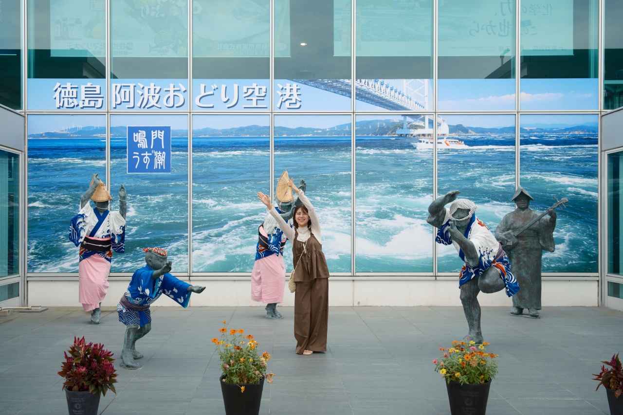 画像: 阿波おどり銅像前は人気のフォトスポット(※銅像の浴衣着用はお盆期間限定)
