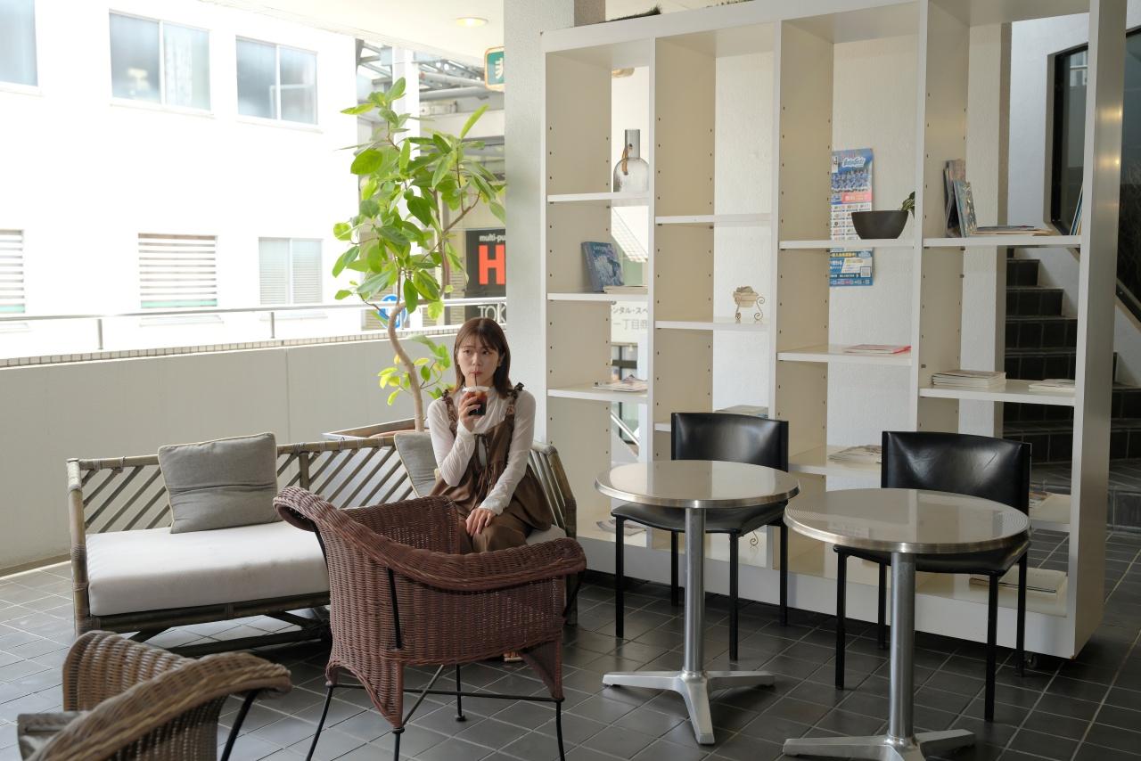 画像: 店の外にはテラス席もあります(ビル共用部)
