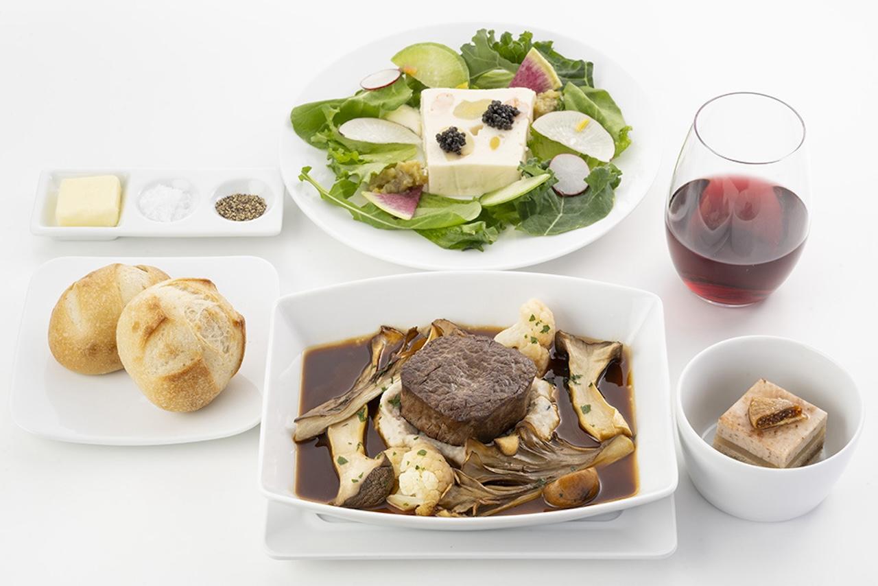 画像3: いざ、お食事のお時間。エコノミーからファーストクラスまで