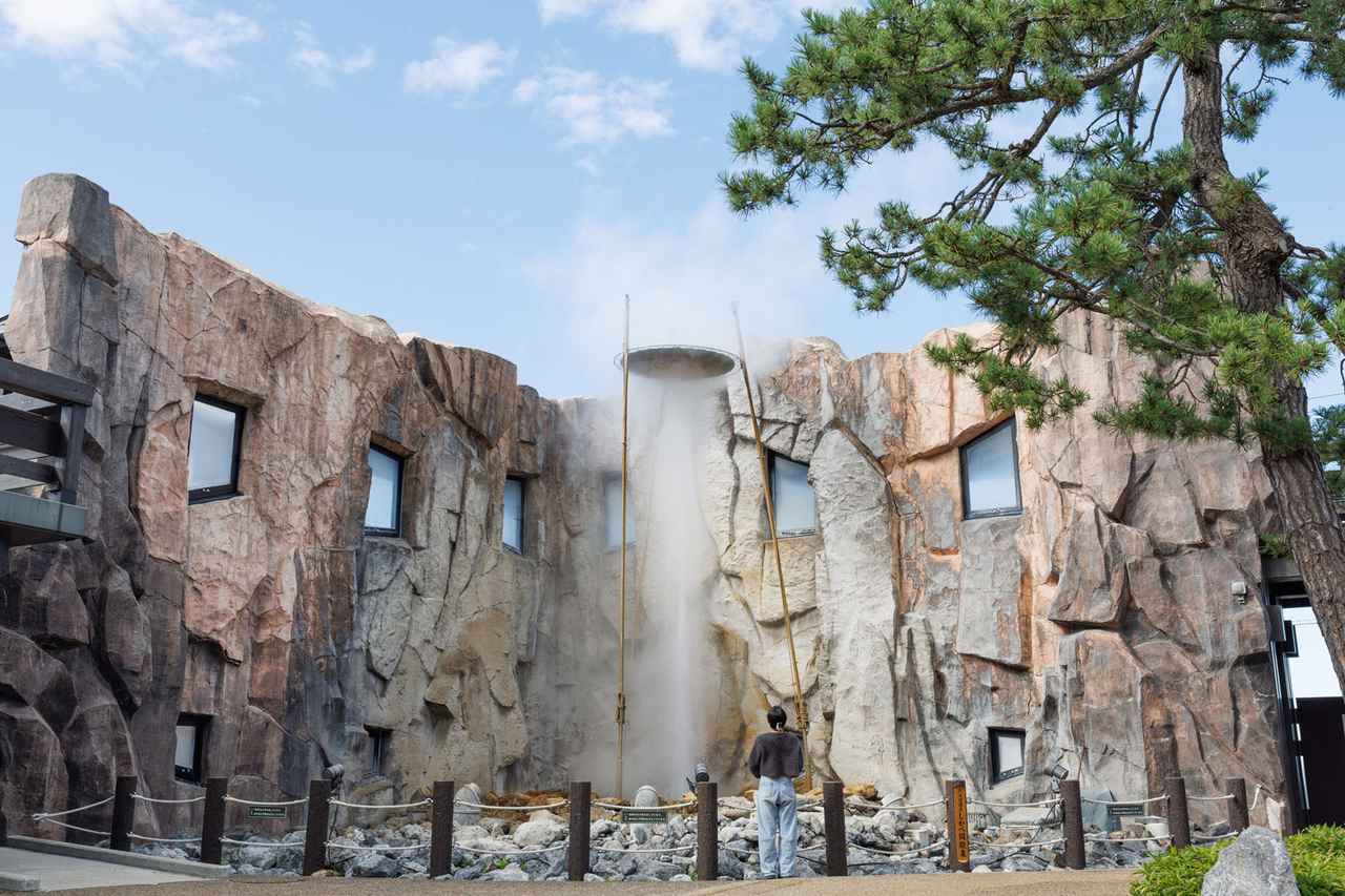 画像2: 〈鹿部町〉 100℃の湯柱を見上げる「道の駅しかべ間歇泉公園」