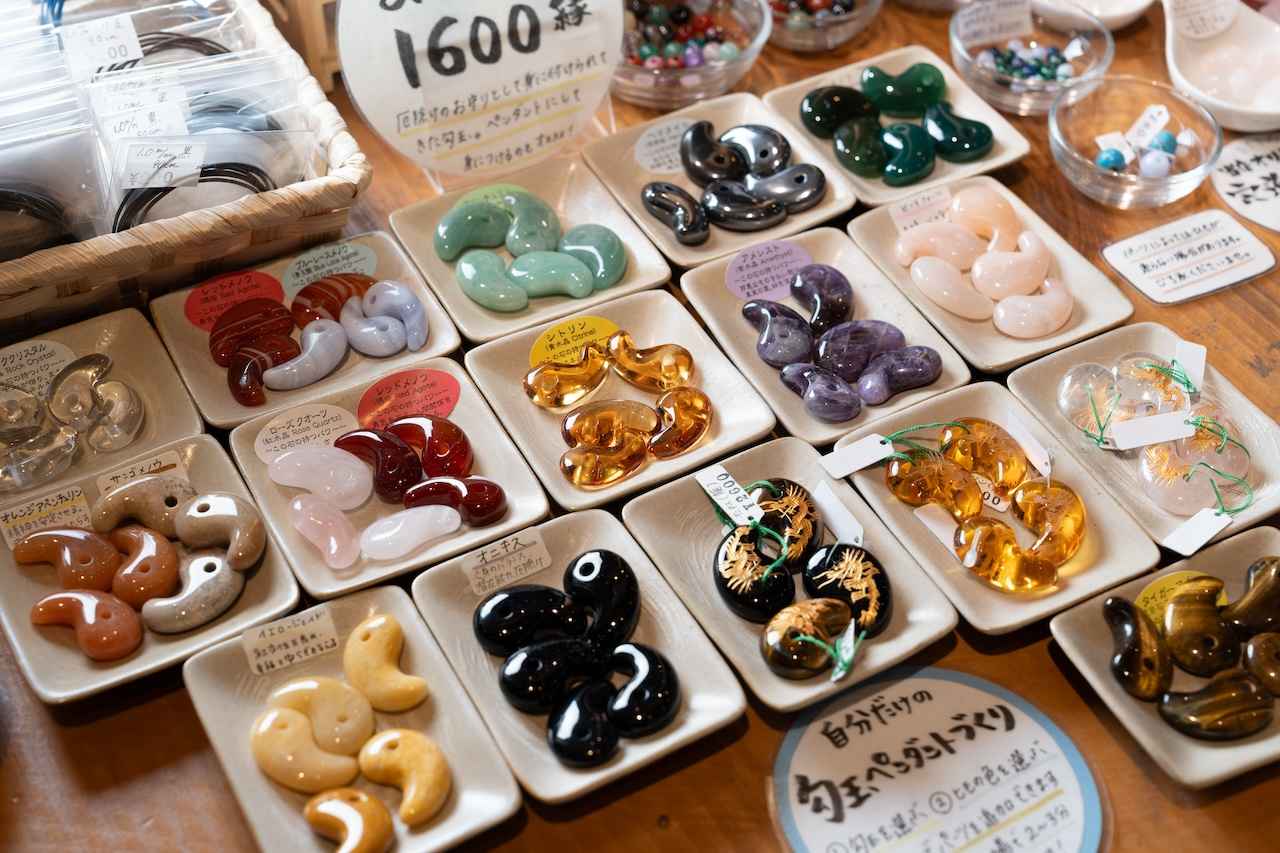 画像: 色とりどりの勾玉(1,600円〜)。ひもやパーツを選んで、オリジナルのペンダントにできます