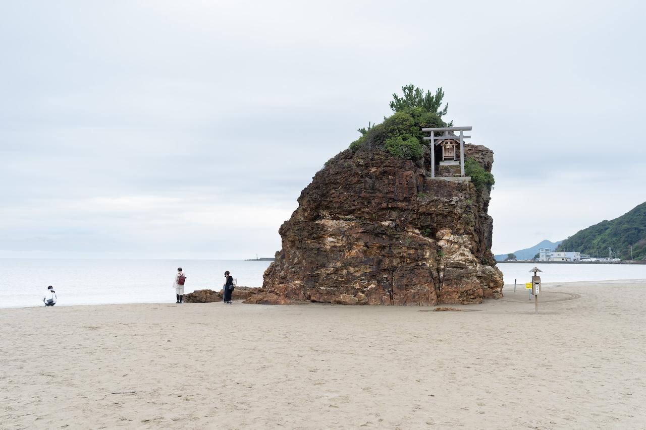 画像1: 稲佐の浜|神様を迎える場所で、この土地の空気を胸いっぱいに吸い込む