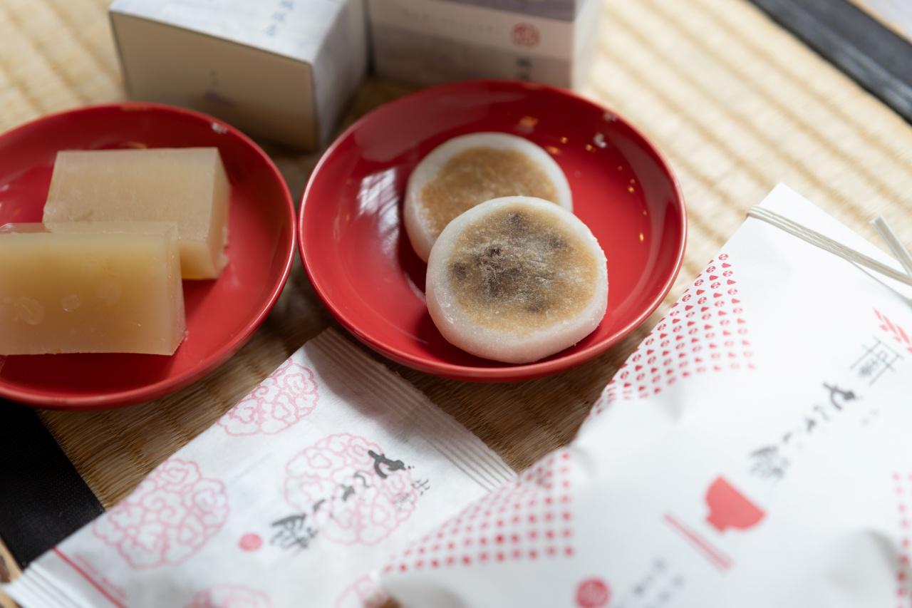 画像: 神在月(左)1,100円〜、ぜんざい餅(右)1個220円