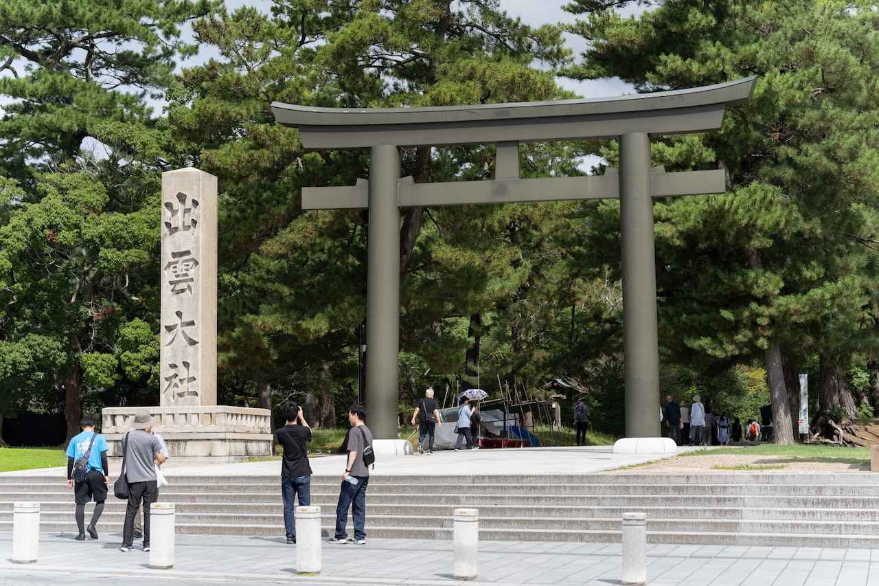 画像1: 出雲大社|清々しい朝の空気に包まれ、神様が集う場所へ