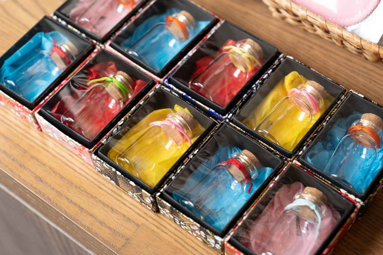 画像: 箱入りガラスの小瓶 600円