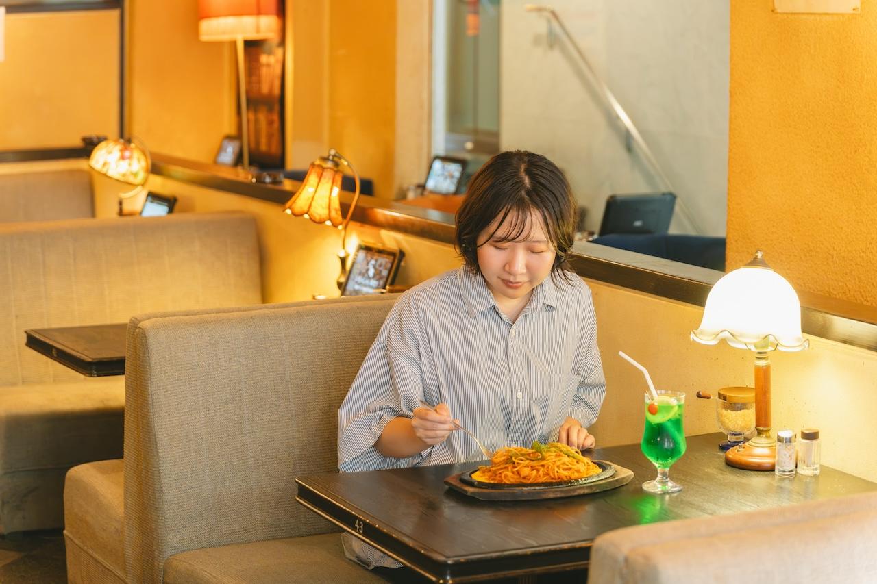 画像3: コーヒーサロン 皇帝｜鉄板ナポリタンとメロンソーダで味わう、昭和の喫茶時間