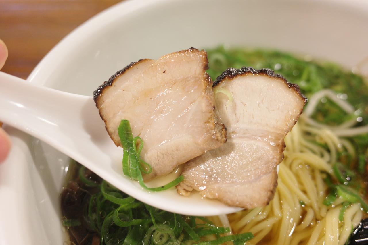 画像7: 駅前でサクッと！ネギとキクラゲが山盛りの優しい甘め醤油「らーめん おが多」