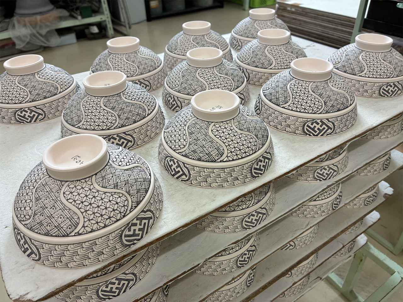 画像3: 波佐見焼の裏側を見学!MIDOUで工場見学&ろくろ体験