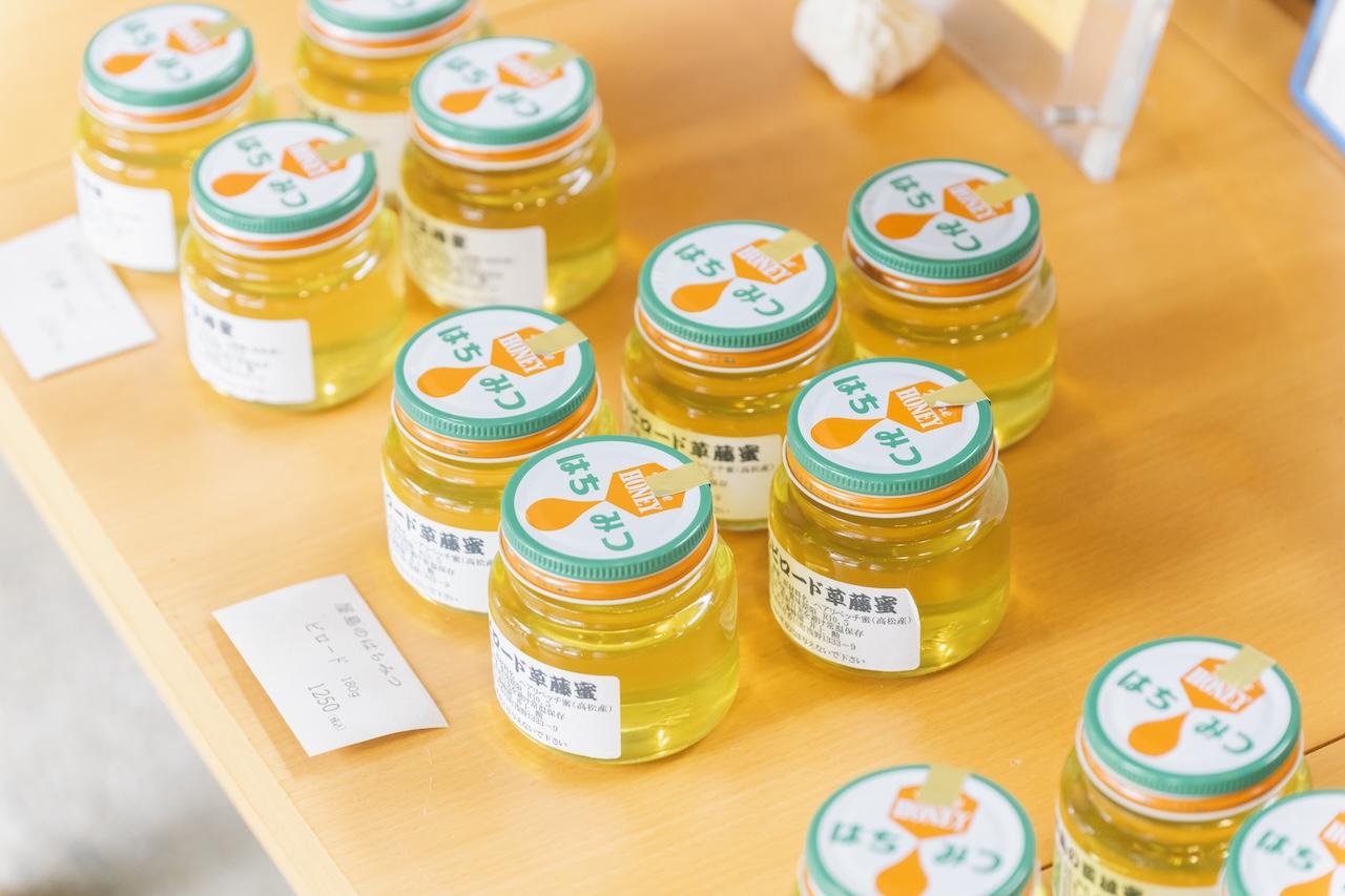 画像: 「屋島のはちみつ」（1,250円〜）は店の外にあるショップで購入可能。旅のお土産にもぴったりです