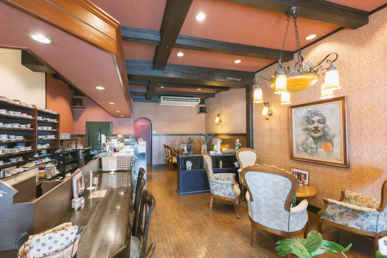 画像2: 珈琲美人 文月｜好みのカップを選んで味わう、アンティークに囲まれた喫茶店