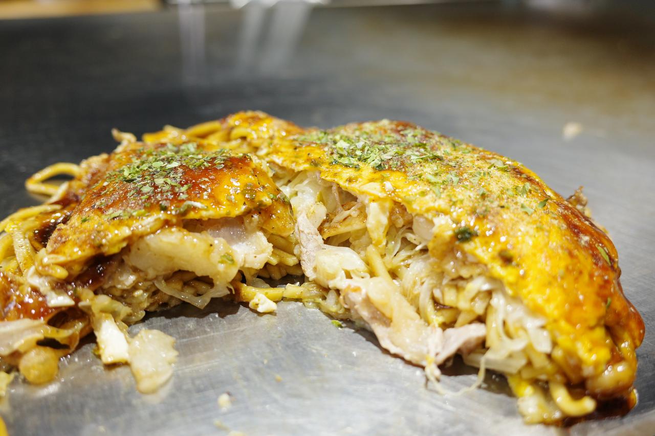 画像8: 鉄板のライブ感がたまらない!カウンター6席の特等席で味わう「貴龍優」の三津浜焼き