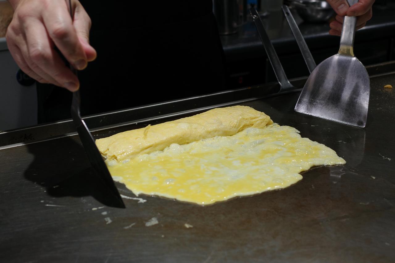 画像4: 鉄板のライブ感がたまらない!カウンター6席の特等席で味わう「貴龍優」の三津浜焼き