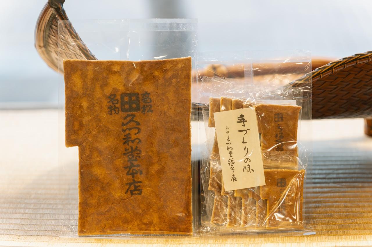 画像: 1枚入りの「大瓦せんべい」（324円）と10枚入りの「小瓦せんべい」（540円）。お土産にもぴったり
