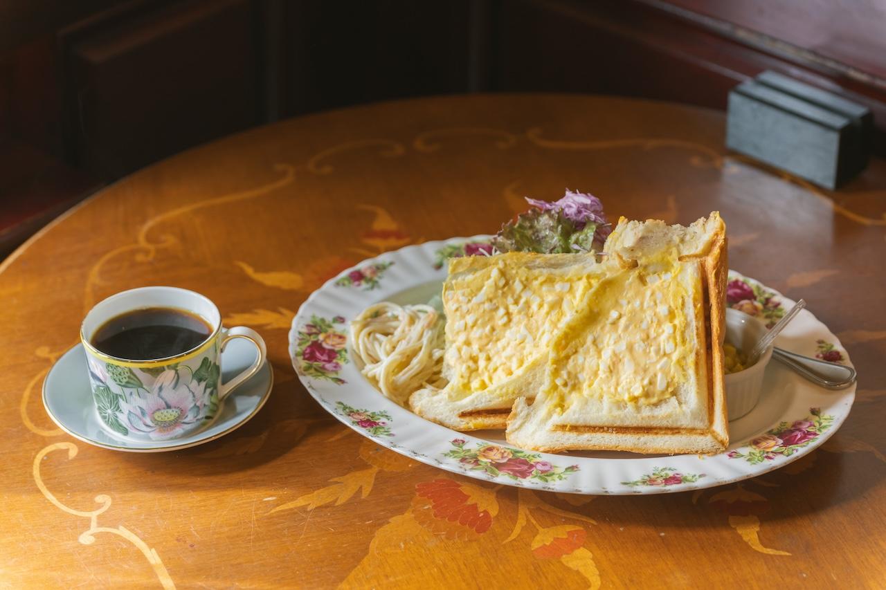 画像: パンのモーニング「たまごのホットサンド」（飲み物代＋530円）とデカフェコーヒー（650円）