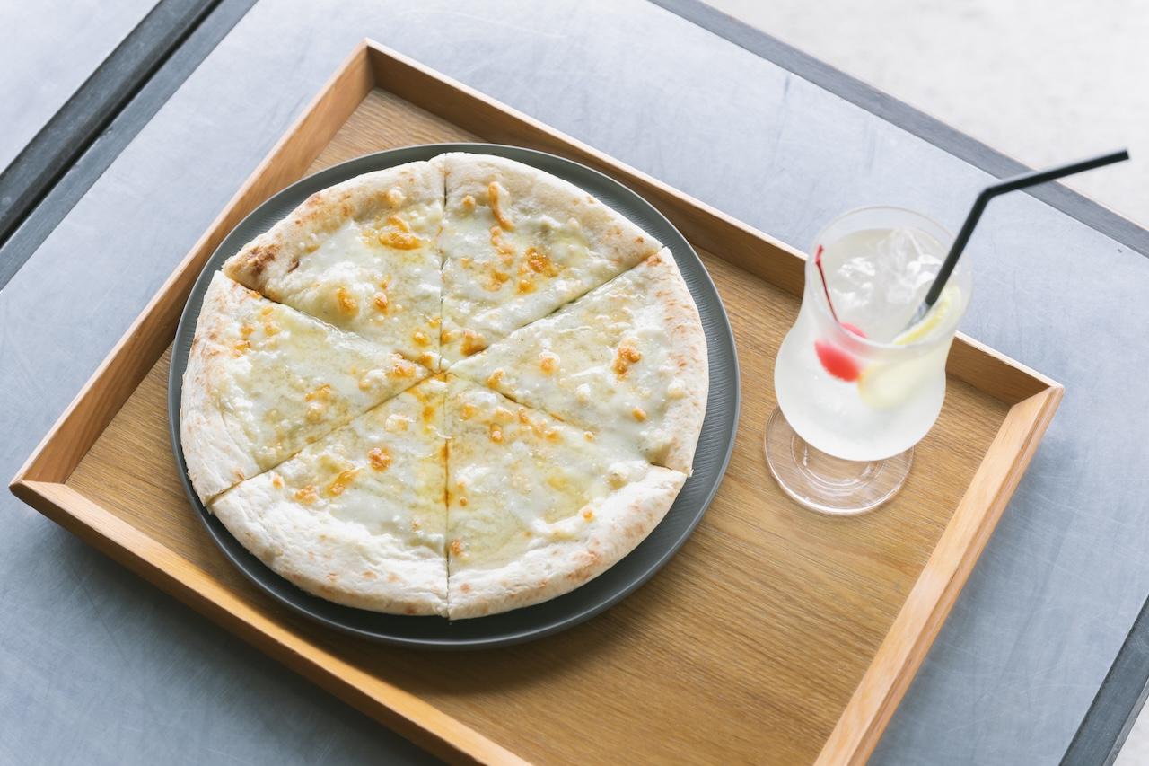 画像: ゴルゴンゾーラと屋島のはちみつPIZZA（1,600円）とレモンスカッシュ（650円）