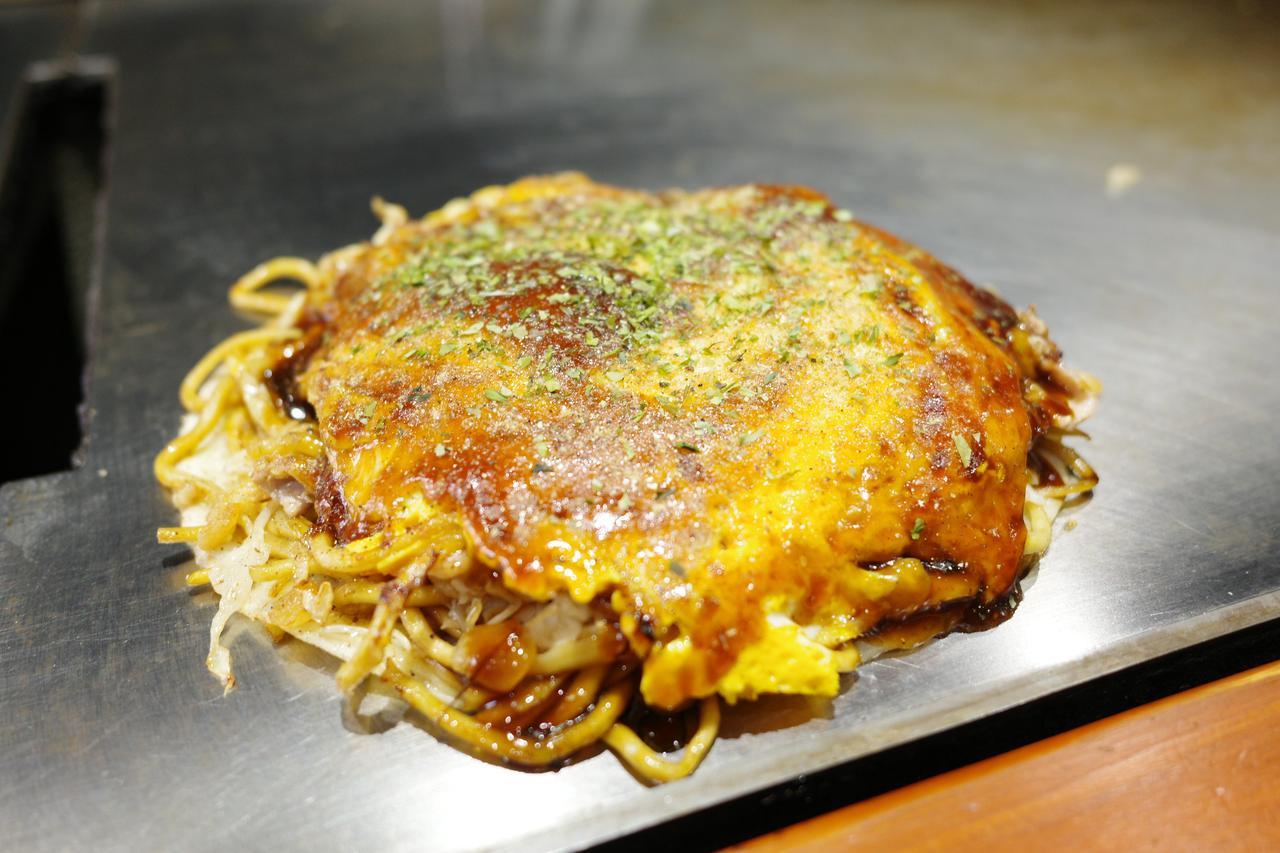 画像7: 鉄板のライブ感がたまらない!カウンター6席の特等席で味わう「貴龍優」の三津浜焼き