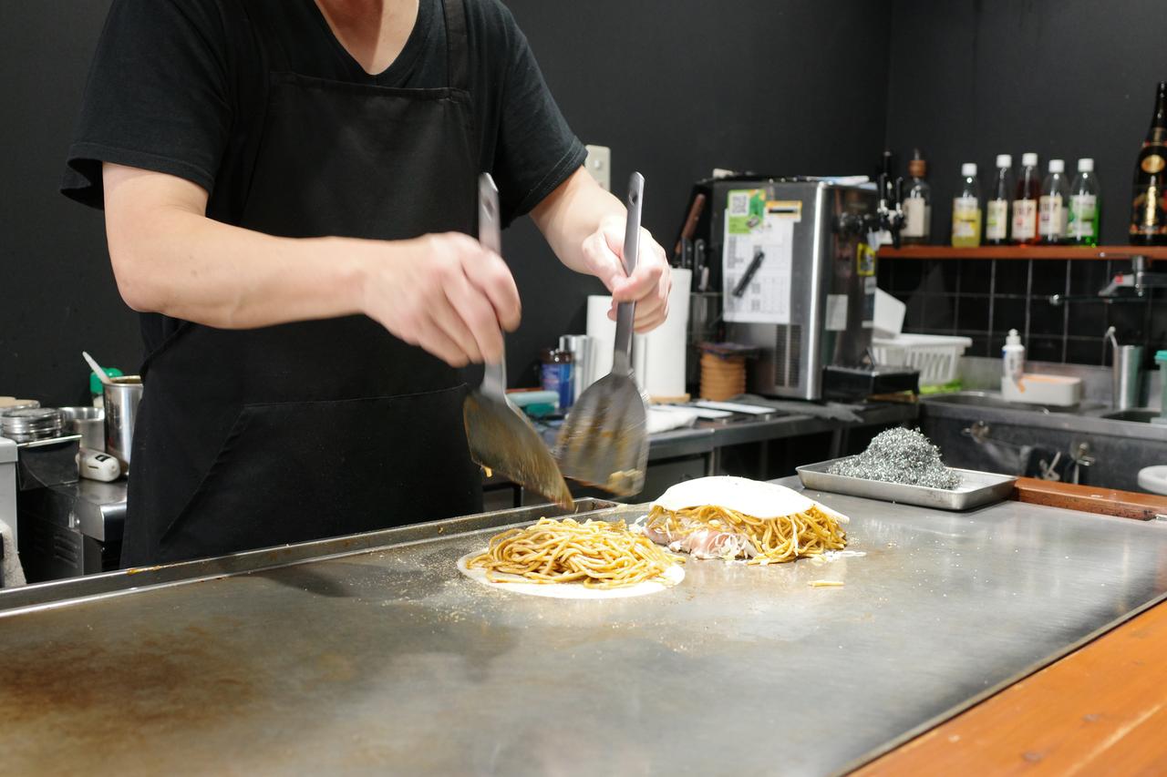 画像6: 鉄板のライブ感がたまらない!カウンター6席の特等席で味わう「貴龍優」の三津浜焼き