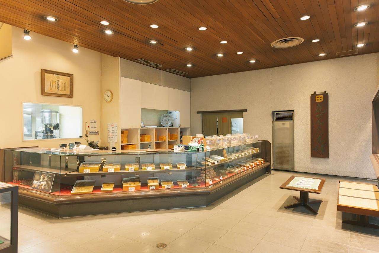画像2: くつわ堂 総本店｜老舗菓子店で、名作家具とアートに囲まれる喫茶時間