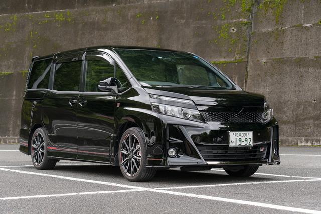 画像1: 今回試乗させていただくのは「VOXY GR SPORT」