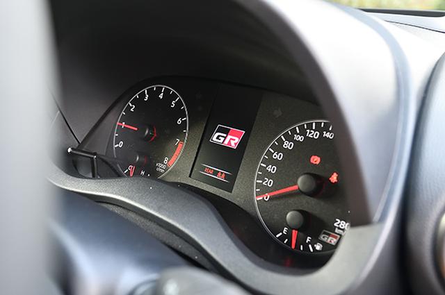 画像: エンジンスタートで浮かび上がるGRのエンブレム!毎回テンション上がってしまいそうです。